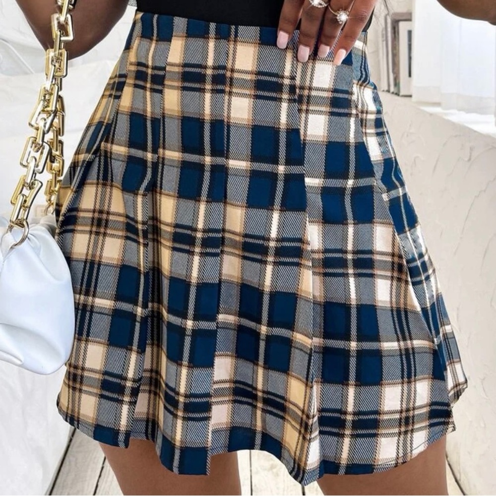 Tartan Zipper Back Pleated Skirt. Size L (8/10)